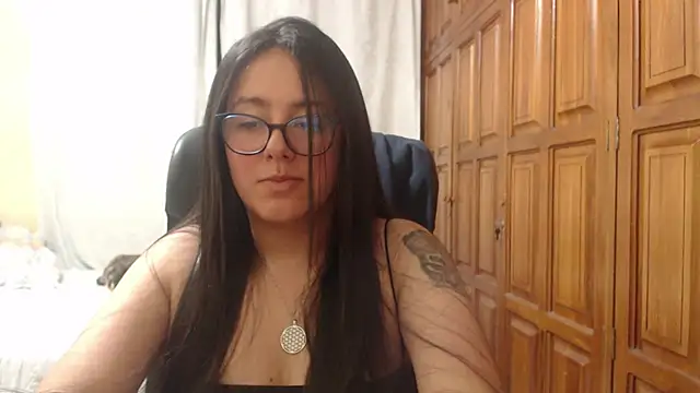 Snapshot of Venus_cat_ chatting on 04-25-26, 04:37 Venus cat online show from 04-25-26, 04:37