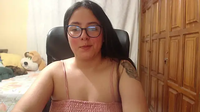 Snapshot of Venus_cat_ chatting on 05-16-26, 02:19 Venus cat online show from 05-16-26, 02:19