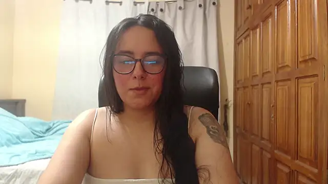 Snapshot of Venus_cat_ chatting on 06-18-26, 02:01 Venus cat online show from 06-18-26, 02:01