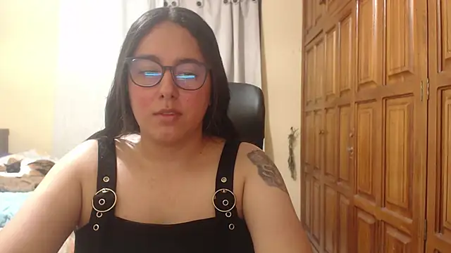 Snapshot of Venus_cat_ chatting on 06-23-26, 01:36 Venus cat online show from 06-23-26, 01:36