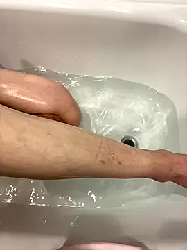 Snapshot of pleasedontpressaredburton chatting on 11-19-25, 10:59 pleasedontpressaredburton online show from 11-19-25, 10:59