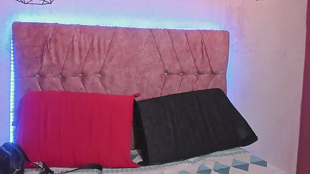 Snapshot of Mia_lopez_1 chatting on 10-16-25, 01:12 Mia lopez 1 online show from 10-16-25, 01:12