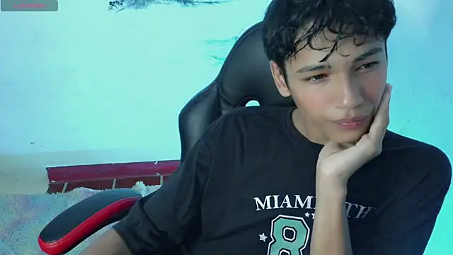 Snapshot of Im_david02 chatting on 10-20-25, 01:00 Im david02 online show from 10-20-25, 01:00