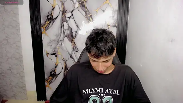 Snapshot of Im_david02 chatting on 12-19-25, 01:18 Im david02 online show from 12-19-25, 01:18