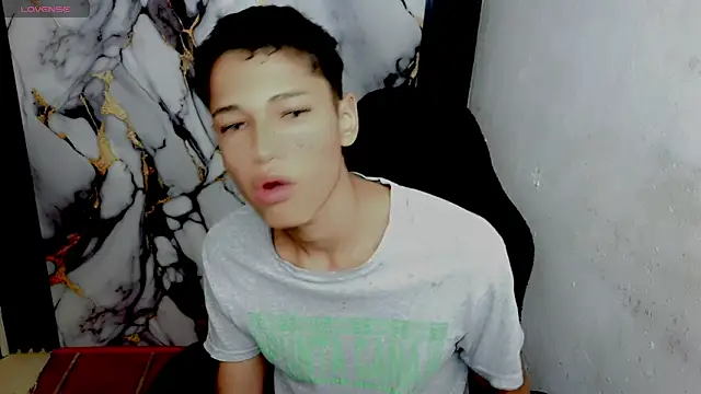 Snapshot of Im_david02 chatting on 02-18-26, 01:18 Im david02 online show from 02-18-26, 01:18