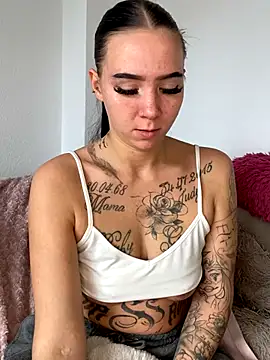 Snapshot of YoungZoexx chatting on 10-15-25, 09:20 YoungZoexx online show from 10-15-25, 09:20