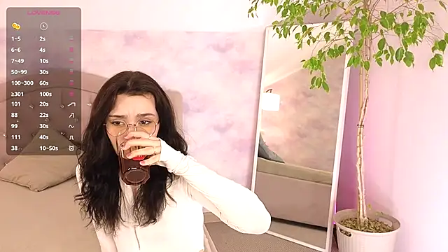 ElizabethMilller  online show from 05-06-26, 03:39
