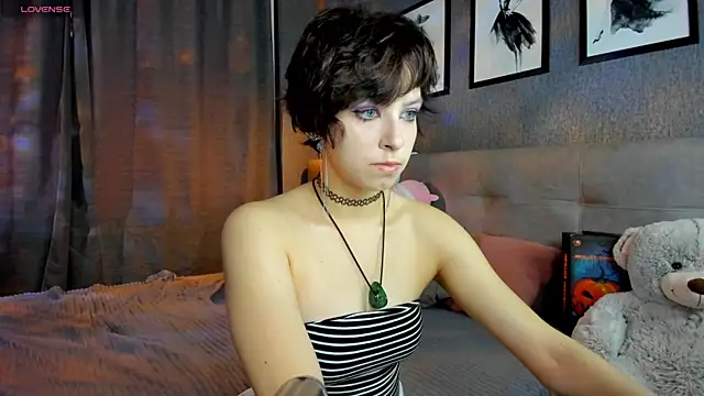 Snapshot of Sara_Frayer chatting on 10-28-25, 04:27 Sara Frayer online show from 10-28-25, 04:27