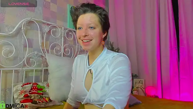 Snapshot of Sara_Frayer chatting on 12-20-25, 01:45 Sara Frayer online show from 12-20-25, 01:45