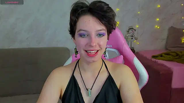 Snapshot of Sara_Frayer chatting on 12-22-25, 01:13 Sara Frayer online show from 12-22-25, 01:13