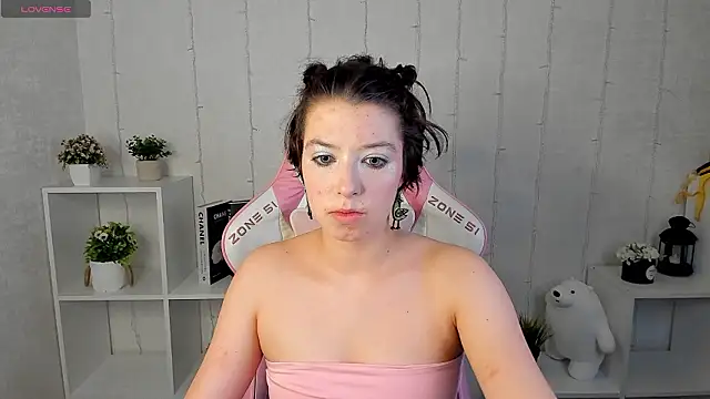 Snapshot of Sara_Frayer chatting on 02-14-26, 01:02 Sara Frayer online show from 02-14-26, 01:02