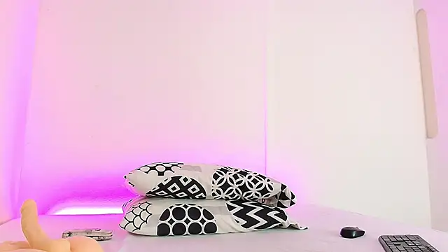 Snapshot of Carolina_Blaire chatting on 06-12-26, 12:48 Carolina Blaire online show from 06-12-26, 12:48
