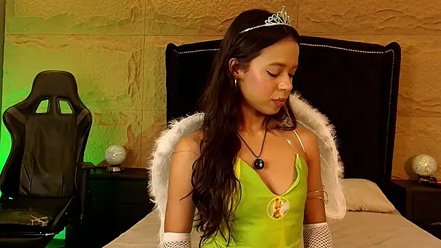 Snapshot of naomi_hill1 chatting on 10-31-25, 10:00 naomi hill1 online show from 10-31-25, 10:00