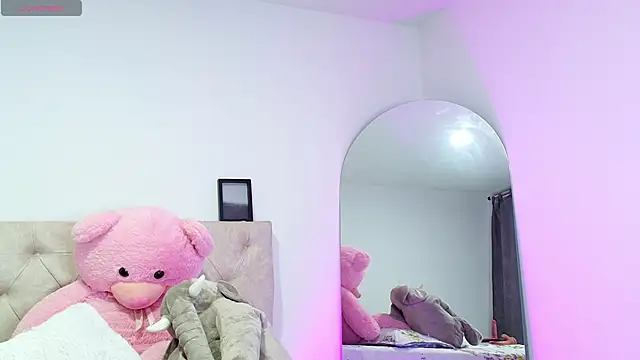 Snapshot of SoofiKiss chatting on 11-19-25, 10:32 SoofiKiss online show from 11-19-25, 10:32