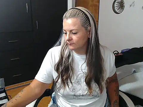 Snapshot of perlagoloza05 chatting on 10-06-25, 03:26 perlagoloza05 online show from 10-06-25, 03:26