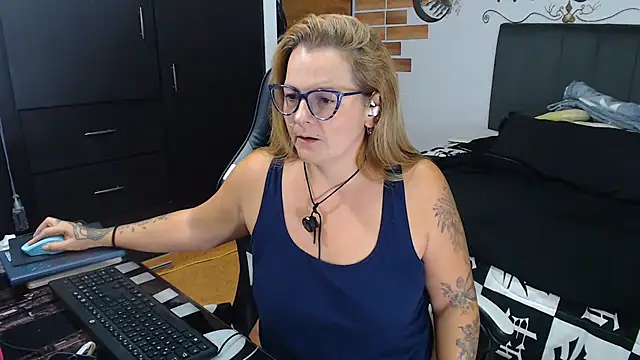 Snapshot of perlagoloza05 chatting on 06-10-26, 04:12 perlagoloza05 online show from 06-10-26, 04:12