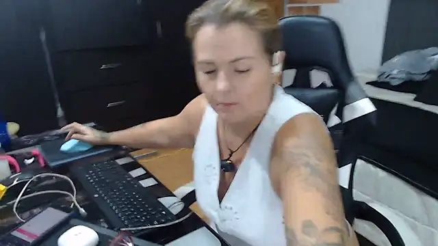 Snapshot of perlagoloza05 chatting on 06-21-26, 02:14 perlagoloza05 online show from 06-21-26, 02:14