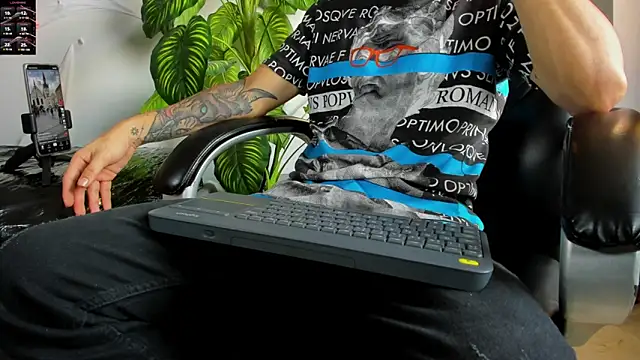 Snapshot of 2_fire chatting on 11-01-25, 09:17 2 fire online show from 11-01-25, 09:17