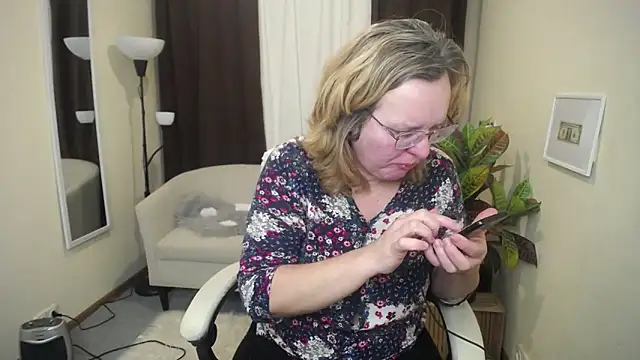 VestaWoody online show from 11-15-25, 01:18