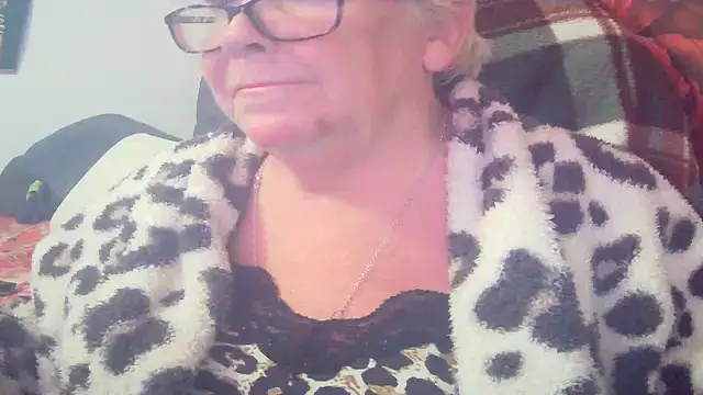 Playful MILF Demi online show from 04-28-26, 07:30