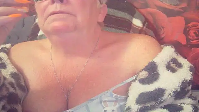 Snapshot of Playful_MILF_Demi chatting on 04-30-26, 08:31 Playful MILF Demi online show from 04-30-26, 08:31