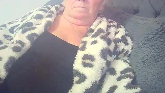 Snapshot of Playful_MILF_Demi chatting on 05-08-26, 09:42 Playful MILF Demi online show from 05-08-26, 09:42