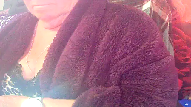 Snapshot of Playful_MILF_Demi chatting on 05-10-26, 06:35 Playful MILF Demi online show from 05-10-26, 06:35