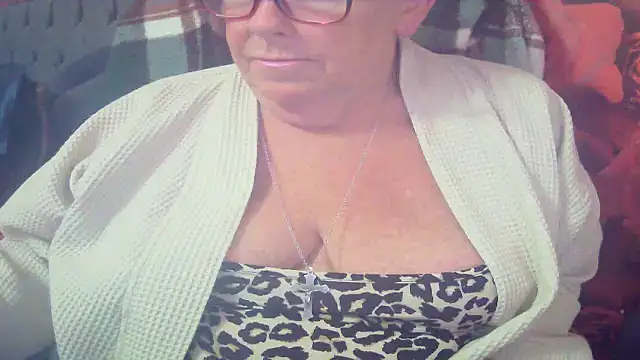 Snapshot of Playful_MILF_Demi chatting on 06-11-26, 08:51 Playful MILF Demi online show from 06-11-26, 08:51