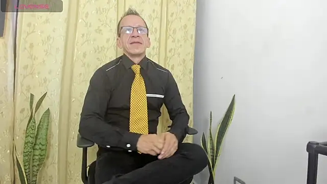 Snapshot of _axelking_ chatting on 06-16-26, 11:35 axelking online show from 06-16-26, 11:35