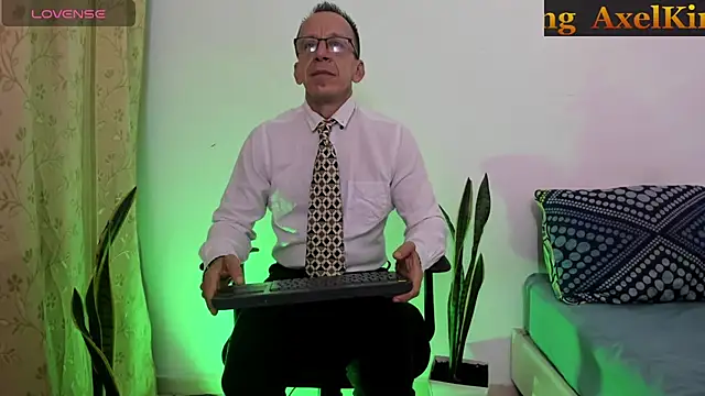 Snapshot of _axelking_ chatting on 07-27-26, 11:39 axelking online show from 07-27-26, 11:39