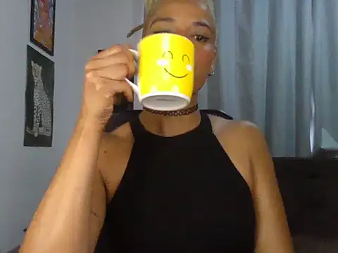 Snapshot of Helenoir chatting on 12-18-25, 12:11 Helenoir online show from 12-18-25, 12:11