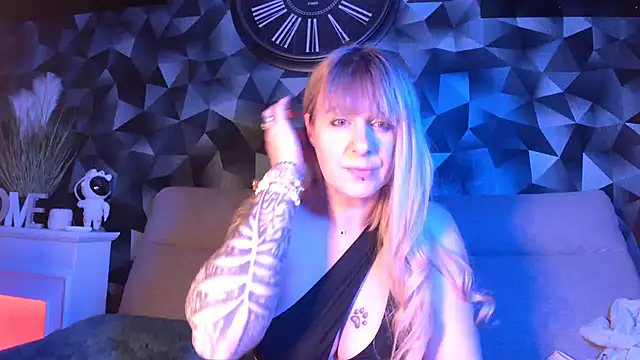 Snapshot of Delichieuse5 chatting on 02-17-25, 08:47 Delichieuse5 online show from 02-17-25, 08:47