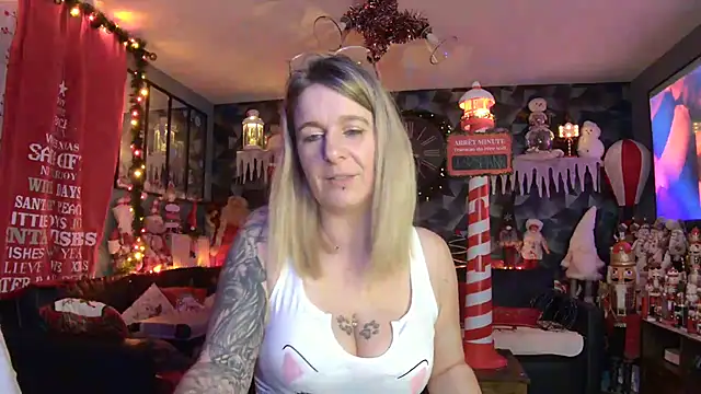 Snapshot of Delichieuse5 chatting on 12-18-25, 08:48 Delichieuse5 online show from 12-18-25, 08:48