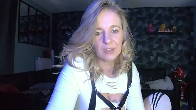 Snapshot of Delichieuse5 chatting on 02-10-26, 08:35 Delichieuse5 online show from 02-10-26, 08:35