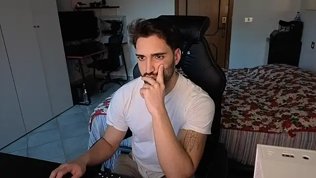 Snapshot of Al3xox02 chatting on 02-05-26, 04:11 Al3xox02 online show from 02-05-26, 04:11