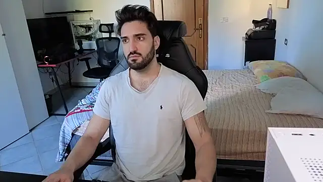 Snapshot of Al3xox02 chatting on 02-13-26, 10:44 Al3xox02 online show from 02-13-26, 10:44