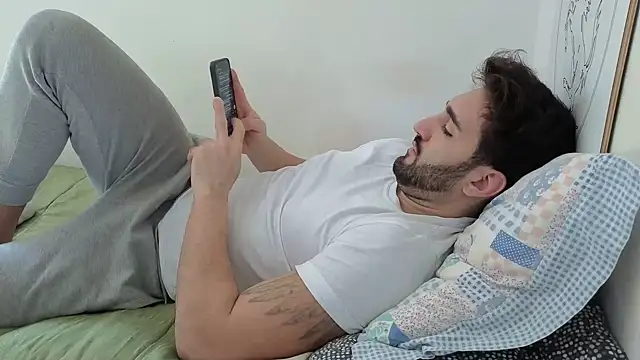 Snapshot of Al3xox02 chatting on 02-17-26, 12:01 Al3xox02 online show from 02-17-26, 12:01