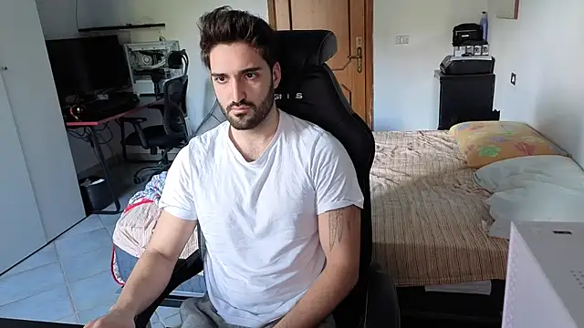 Snapshot of Al3xox02 chatting on 02-25-26, 08:35 Al3xox02 online show from 02-25-26, 08:35