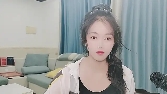 Snapshot of Q_Yumi chatting on 10-18-25, 02:29 Q Yumi online show from 10-18-25, 02:29