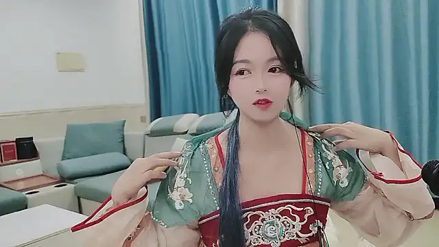 Snapshot of Q_Yumi chatting on 10-19-25, 12:06 Q Yumi online show from 10-19-25, 12:06