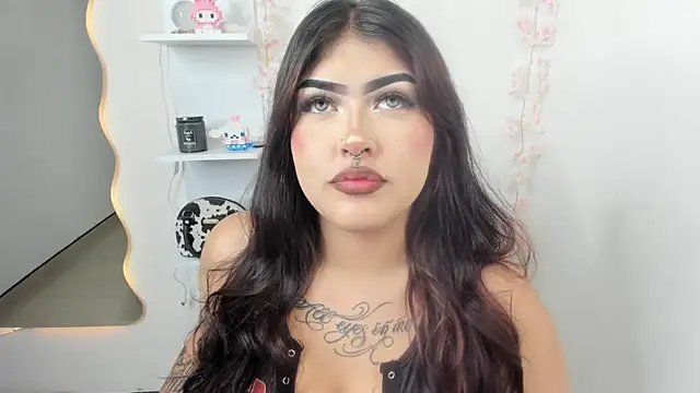 hollycute   online show from 07-18-26, 10:57