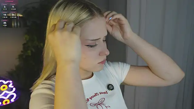 Snapshot of Mol_l_y chatting on 10-17-25, 04:53 Mol l y online show from 10-17-25, 04:53