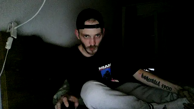 Snapshot of MolleDolle chatting on 10-28-25, 04:27 MolleDolle online show from 10-28-25, 04:27