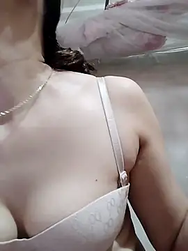 Snapshot of ladzy_sexy chatting on 10-31-25, 03:40 ladzy sexy online show from 10-31-25, 03:40