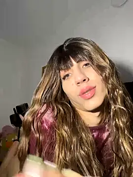 Snapshot of SiaraRealist chatting on 11-11-25, 12:54 SiaraRealist online show from 11-11-25, 12:54