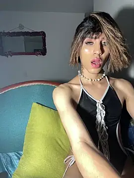 Snapshot of SiaraRealist chatting on 03-10-26, 02:05 SiaraRealist online show from 03-10-26, 02:05