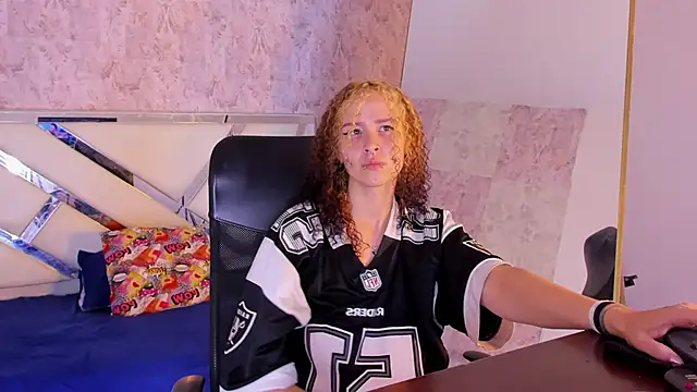 Snapshot of benny_wilson chatting on 12-14-25, 04:29 benny wilson online show from 12-14-25, 04:29