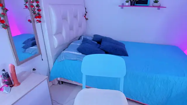 Laaura-Velez online show from 12-18-25, 12:33