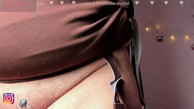 Snapshot of Emilycollei chatting on 11-12-25, 03:34 Emilycollei online show from 11-12-25, 03:34