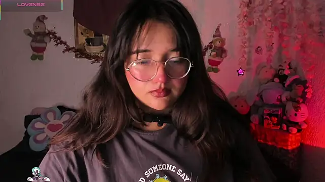 Snapshot of Emilycollei chatting on 12-23-25, 04:21 Emilycollei online show from 12-23-25, 04:21